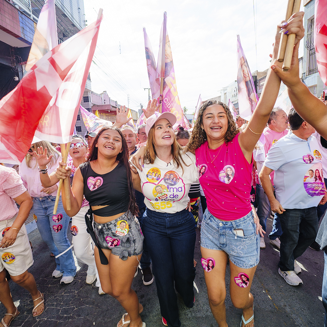 Giordanna Mano sorrindo ao lado de apoiadoras